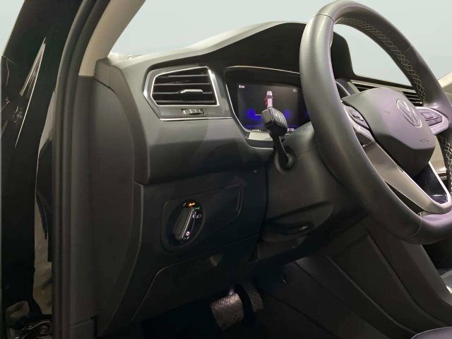 Used 2023 Volkswagen Tiguan SE w/ Panoramic Sunroof Package FWD image 32