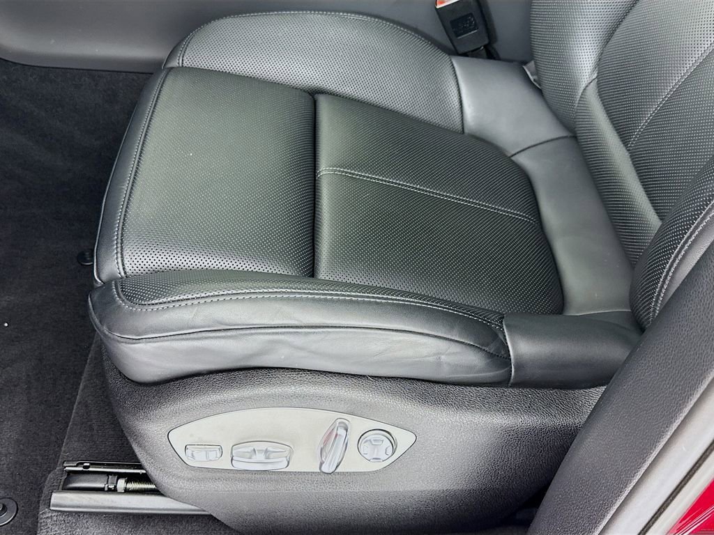 Certified 2025 Porsche Macan AWD/4WD image 13