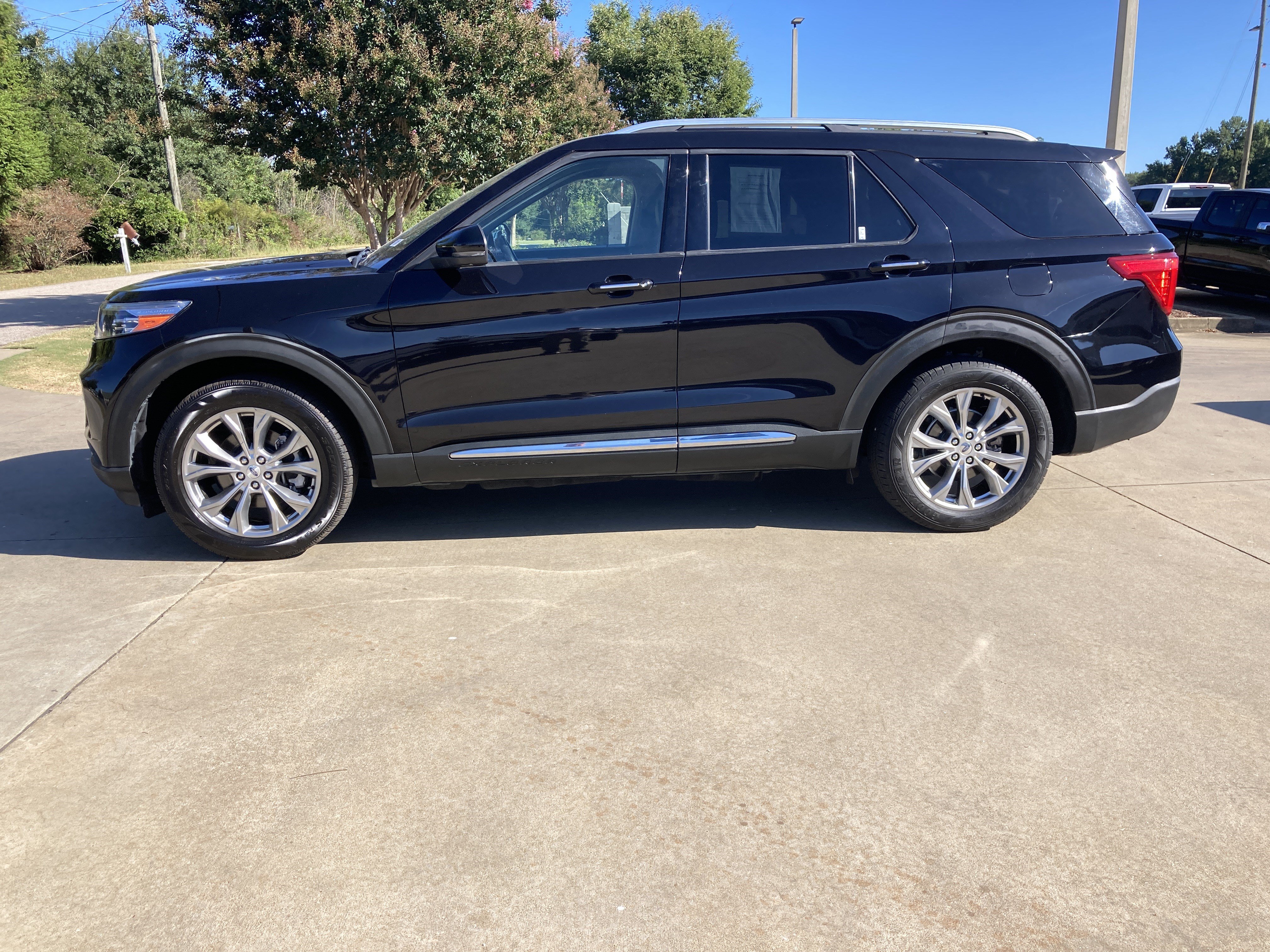 Used 2021 Ford Explorer Limited w/ Equipment Group 301A AWD/4WD image 9