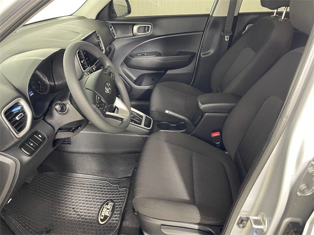 Used 2022 Hyundai Venue SE image 2