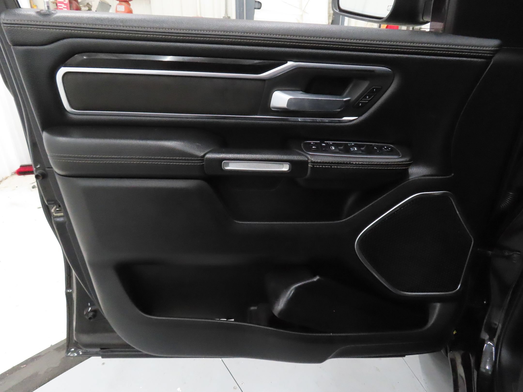 Used 2019 RAM 1500 Laramie w/ Sport Appearance Package AWD/4WD image 10
