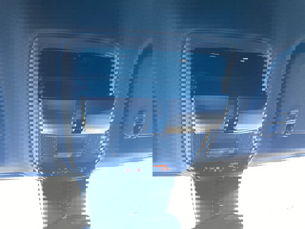 Used 2025 Chevrolet Traverse LT image 39