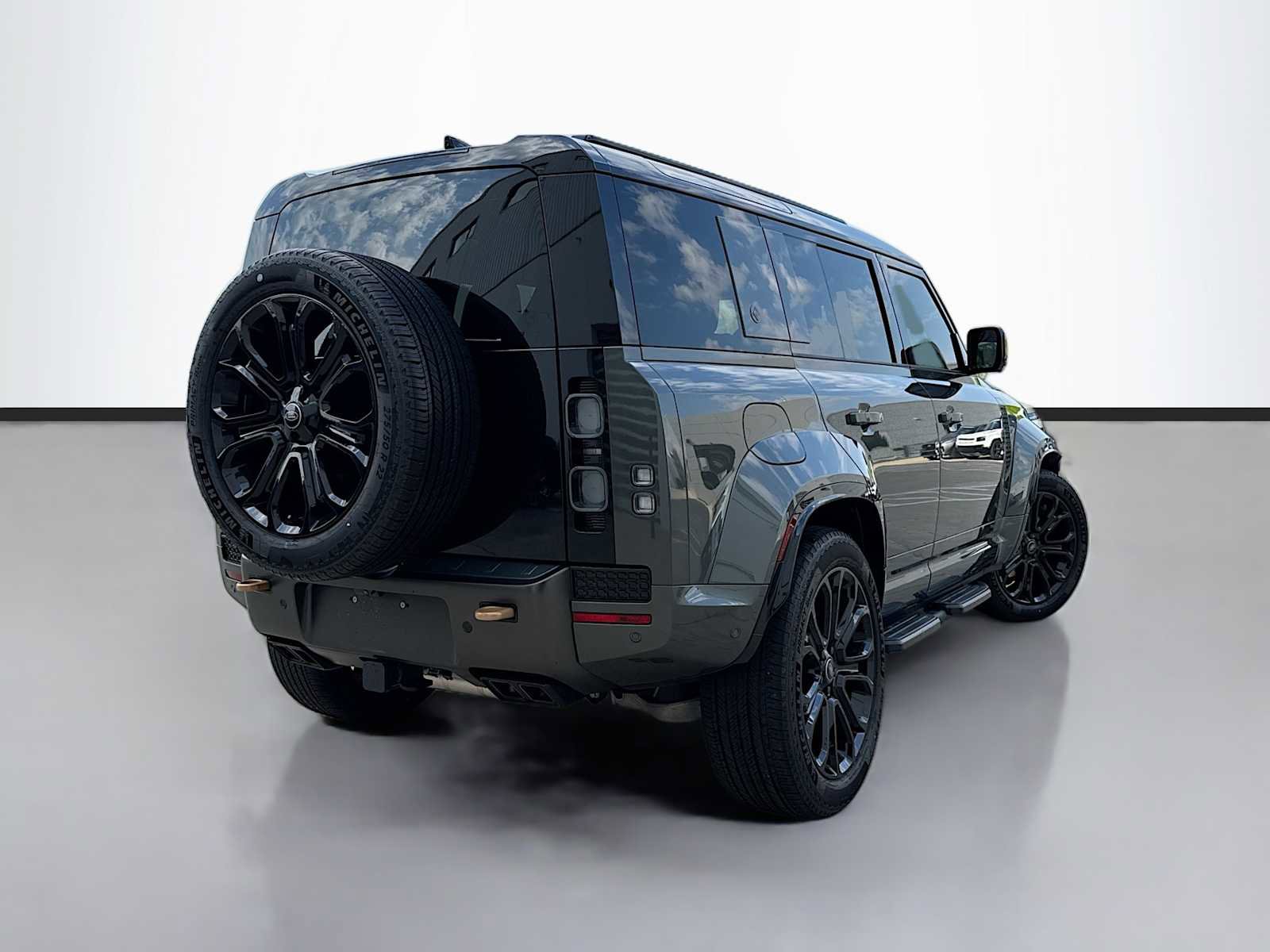 Used 2025 Land Rover Defender 110 AWD/4WD image 3