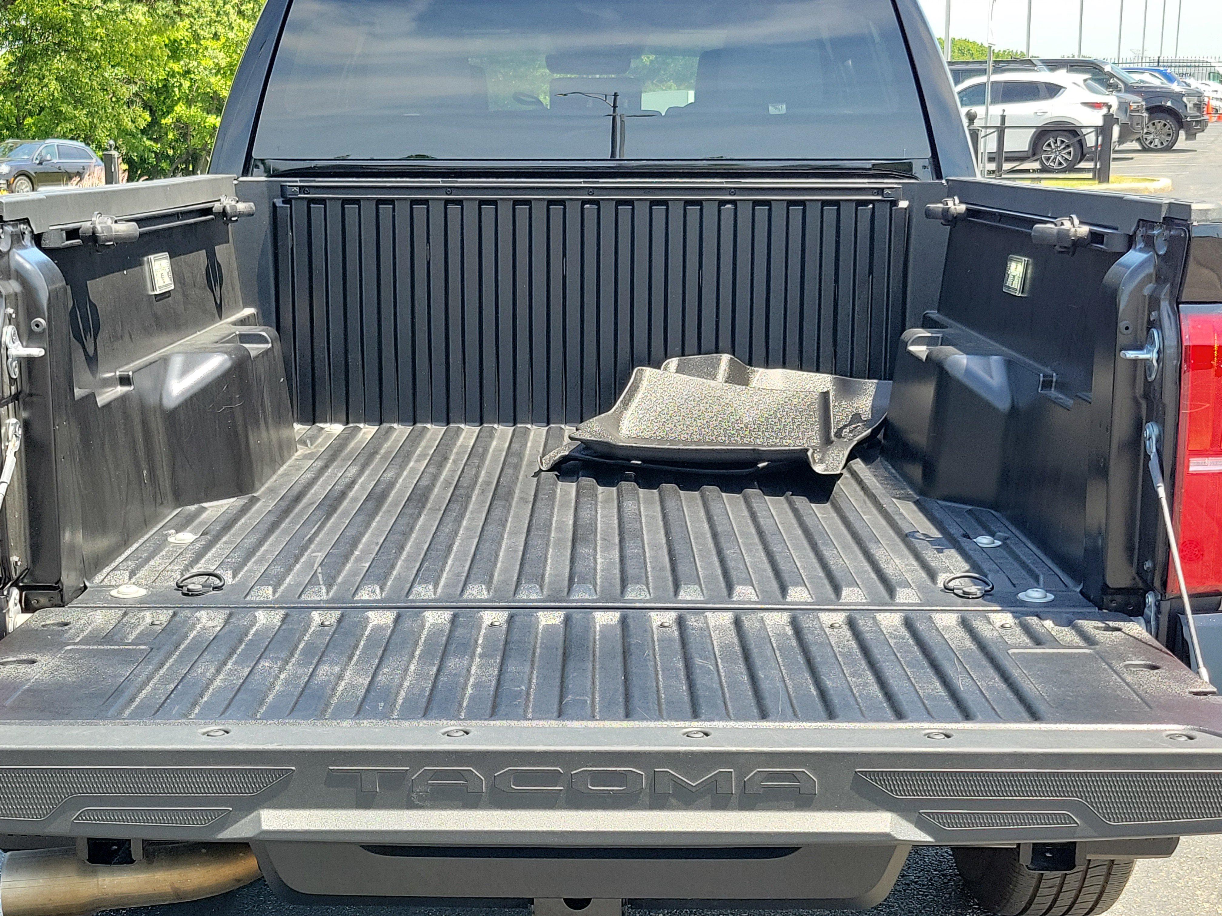 Certified 2025 Toyota Tacoma SR5 AWD/4WD image 10
