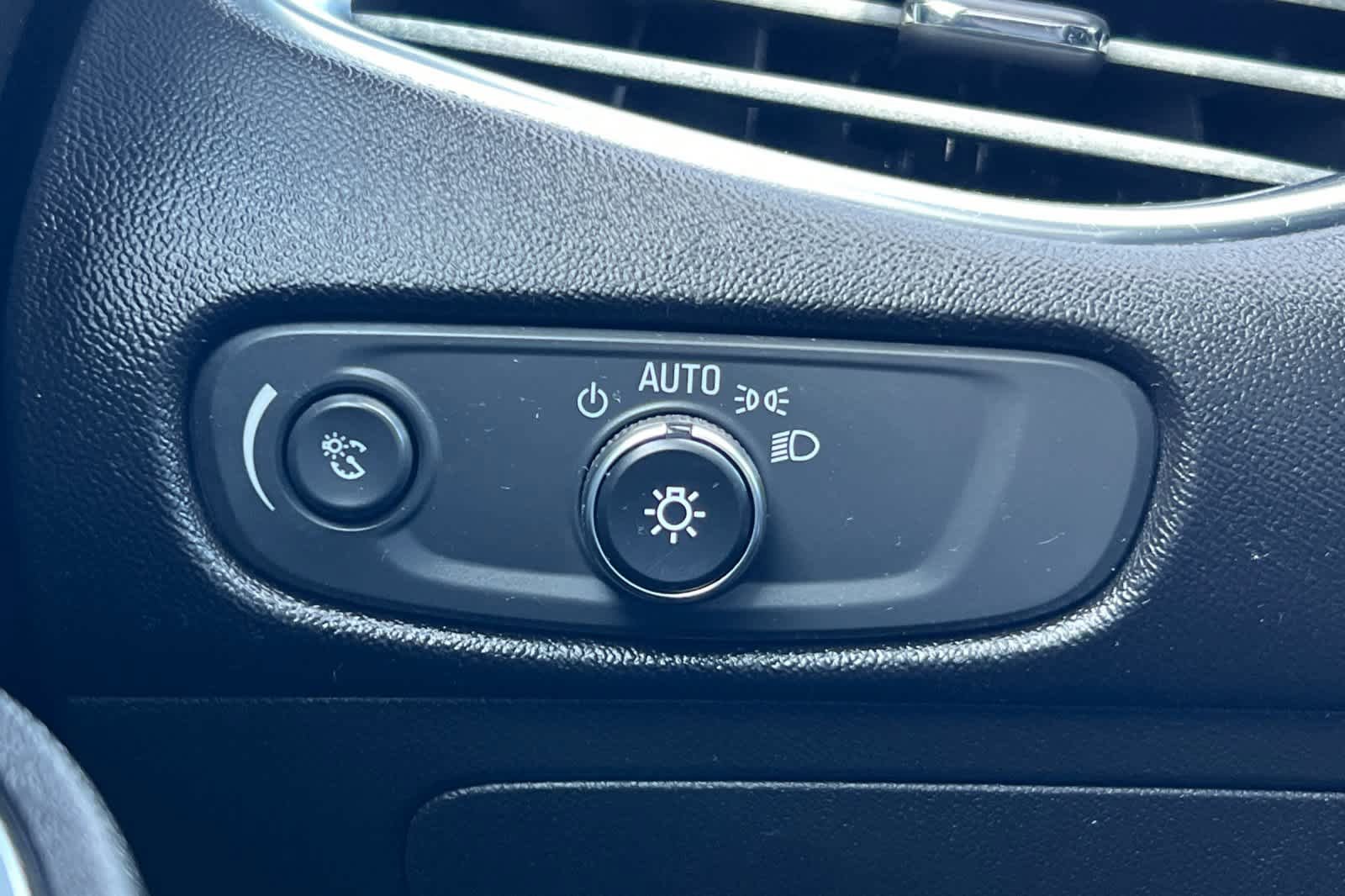 Used 2018 Chevrolet Malibu LT FWD image 29