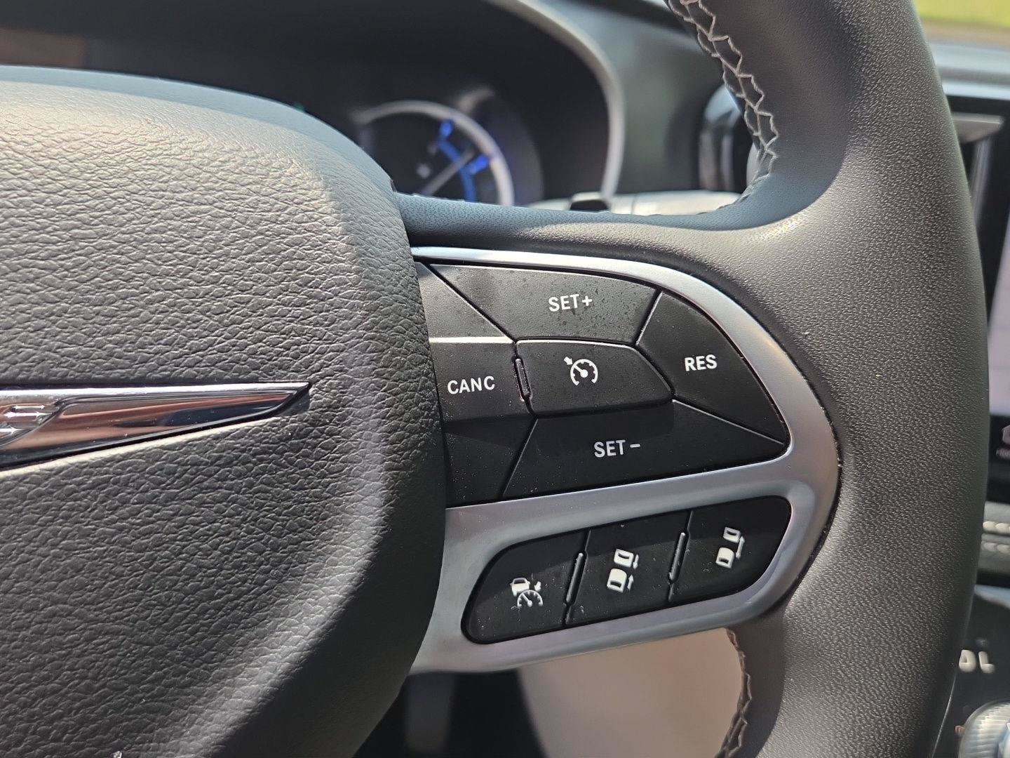 Used 2023 Chrysler Pacifica Touring-L FWD image 27