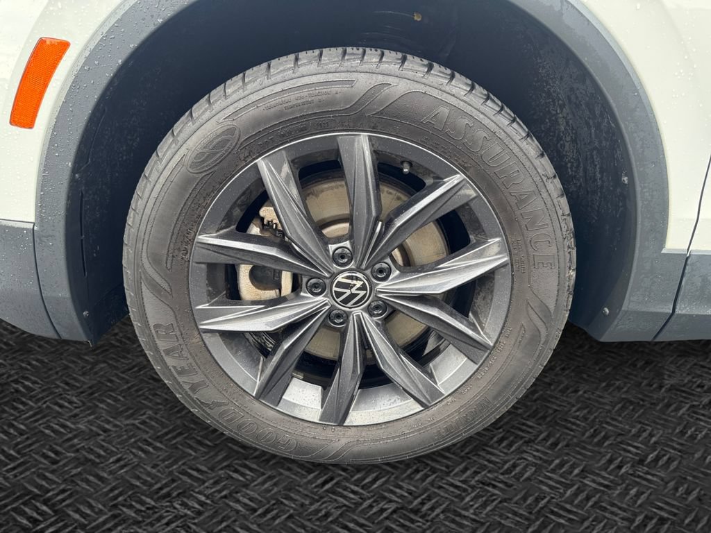 Used 2022 Volkswagen Tiguan SE AWD/4WD image 11
