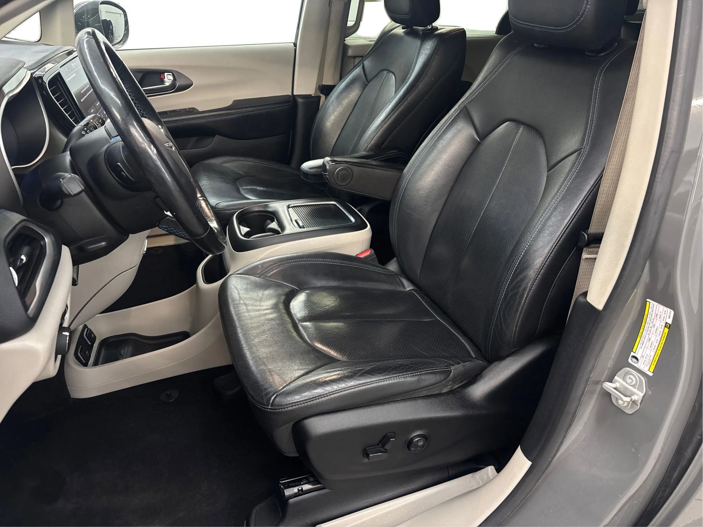 Used 2021 Chrysler Pacifica Touring-L image 10