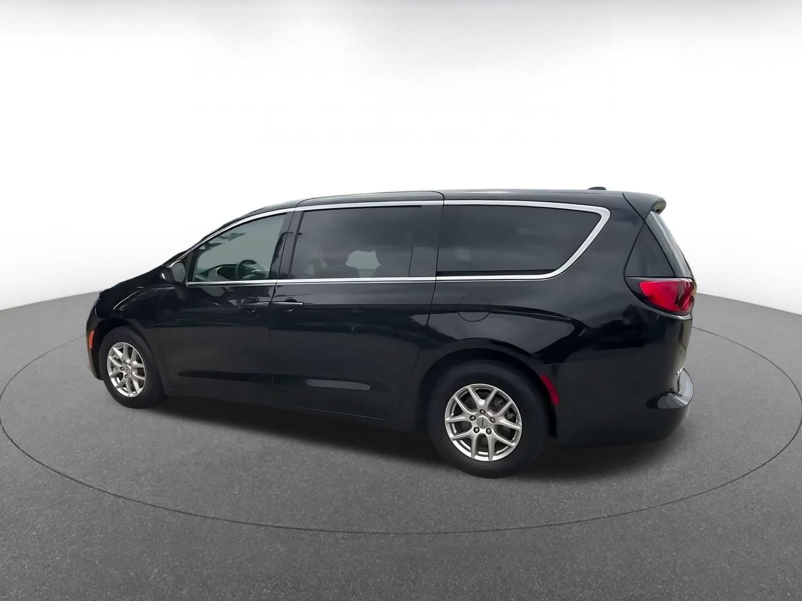 Used 2024 Chrysler Voyager LX FWD image 9
