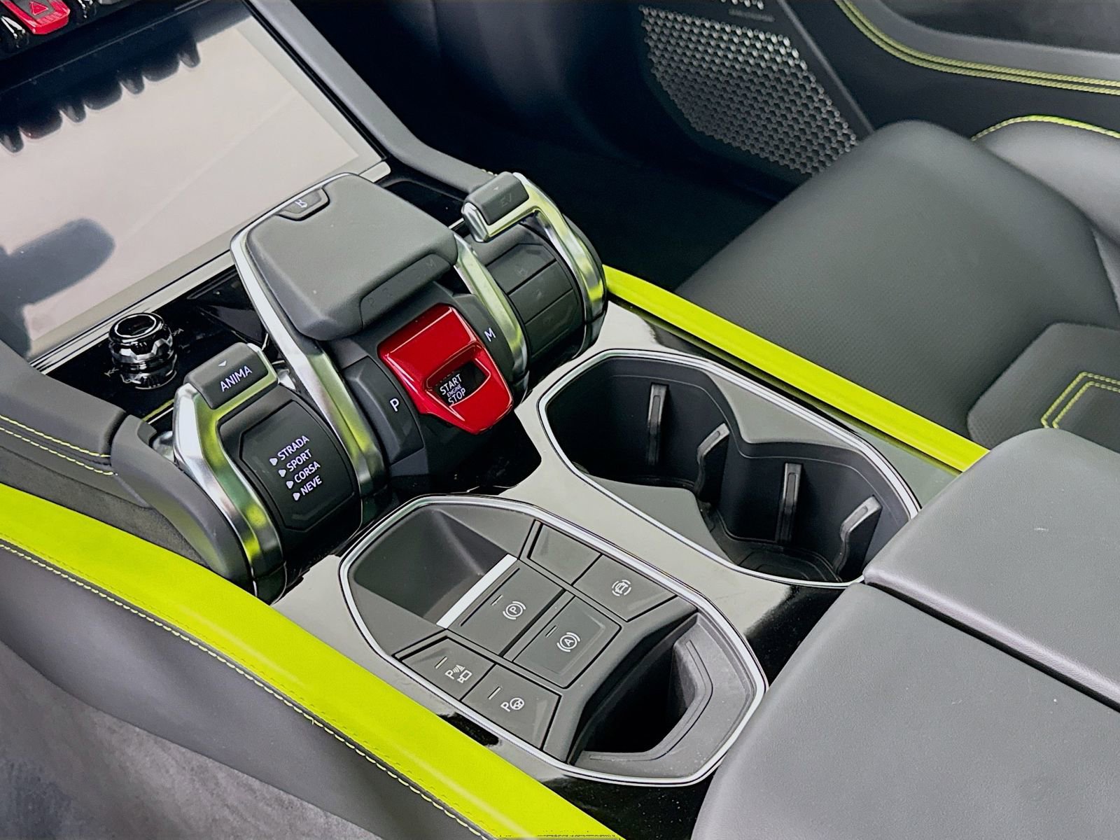 Used 2025 Lamborghini Urus SE image 14