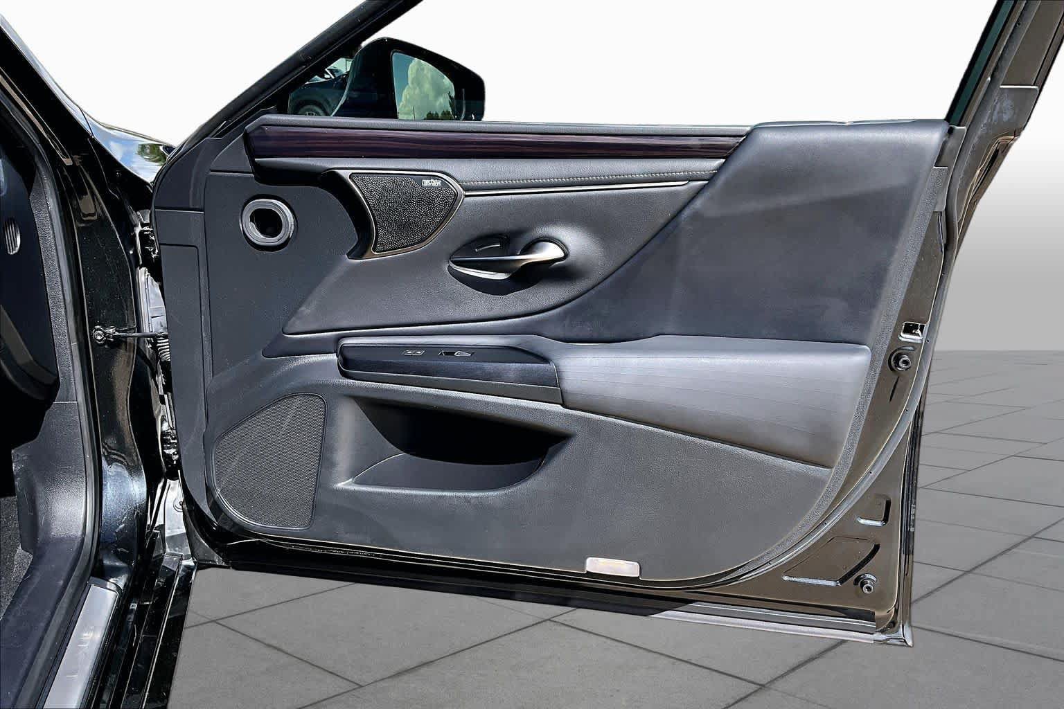 Used 2021 Lexus ES 300h Ultra Luxury w/ Accessory Package 2 FWD image 23