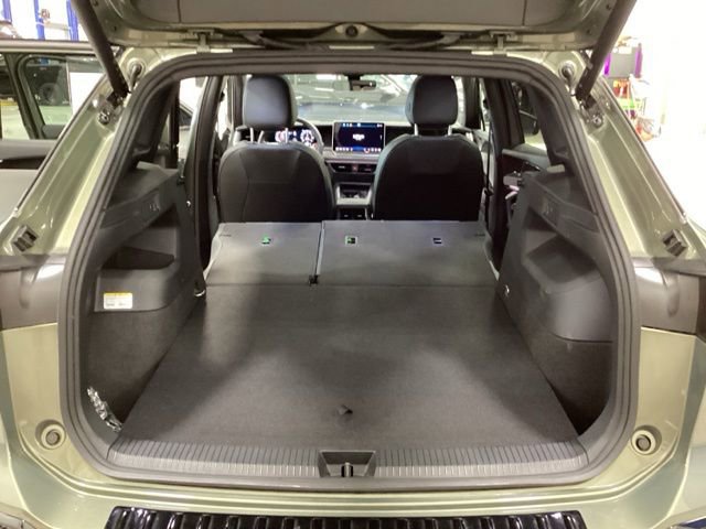 Used 2025 Volkswagen Tiguan SE R-Line AWD/4WD image 16