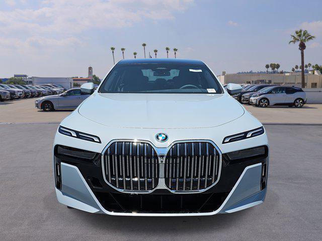 New 2025 BMW 750e xDrive w/ Premium Package image 2