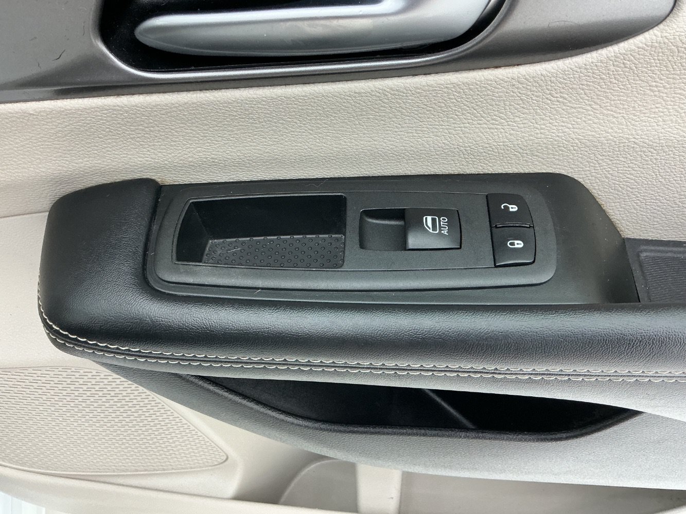Used 2022 Chrysler Pacifica Touring-L FWD image 36