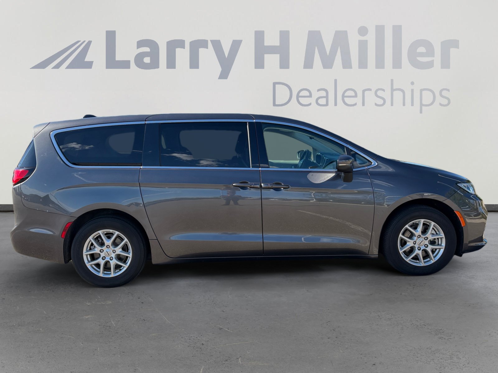 Used 2023 Chrysler Pacifica Touring-L FWD image 7