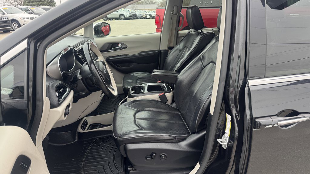 Used 2019 Chrysler Pacifica Limited w/ Tire & Wheel Group FWD image 16