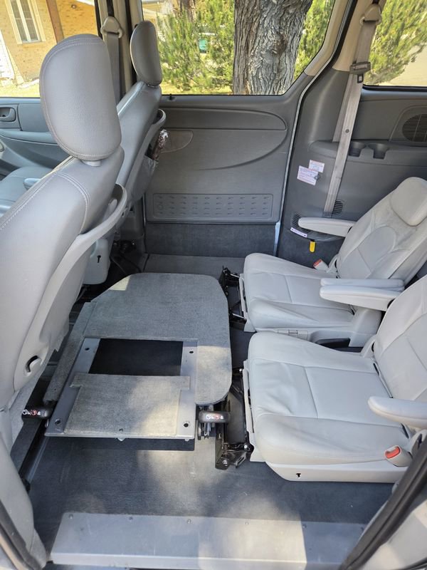 Used 2005 Dodge Grand Caravan SXT w/ Leather Interior Group FWD image 49