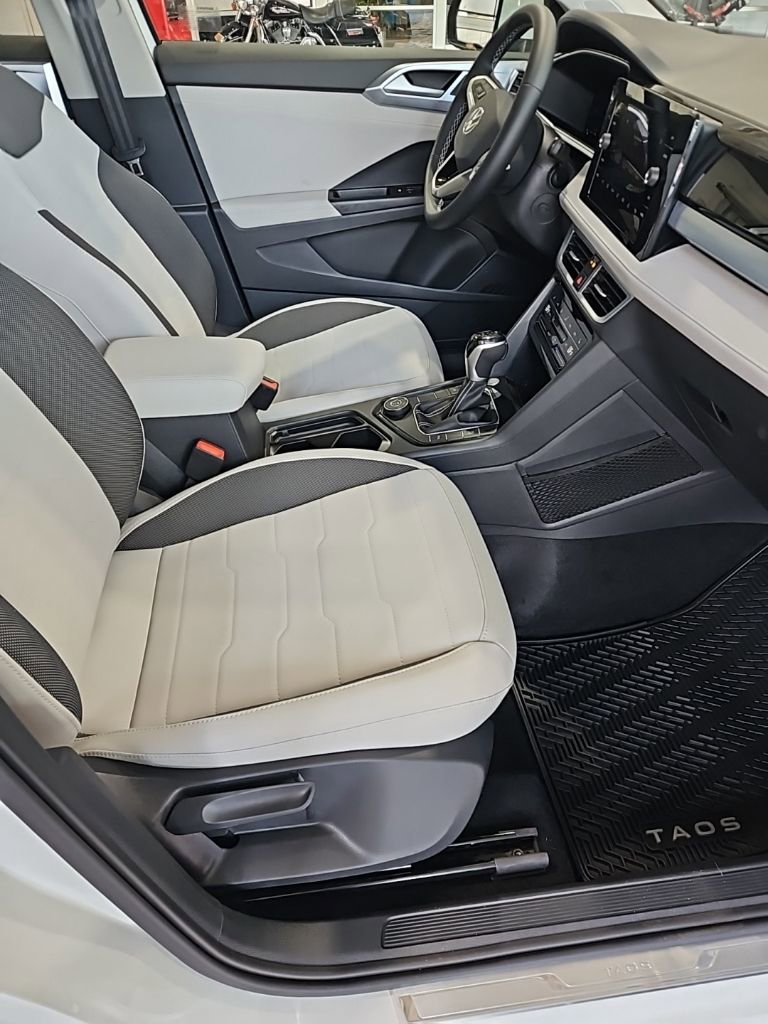 New 2026 Volkswagen Taos SE image 13