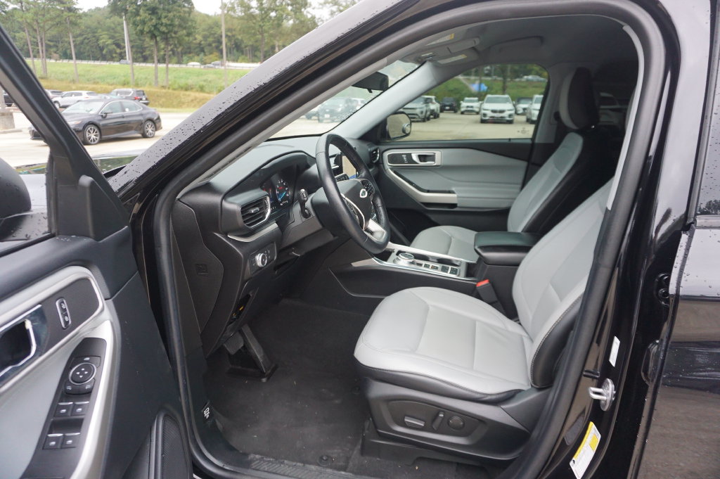 Used 2021 Ford Explorer XLT w/ Equipment Group 202A RWD image 2
