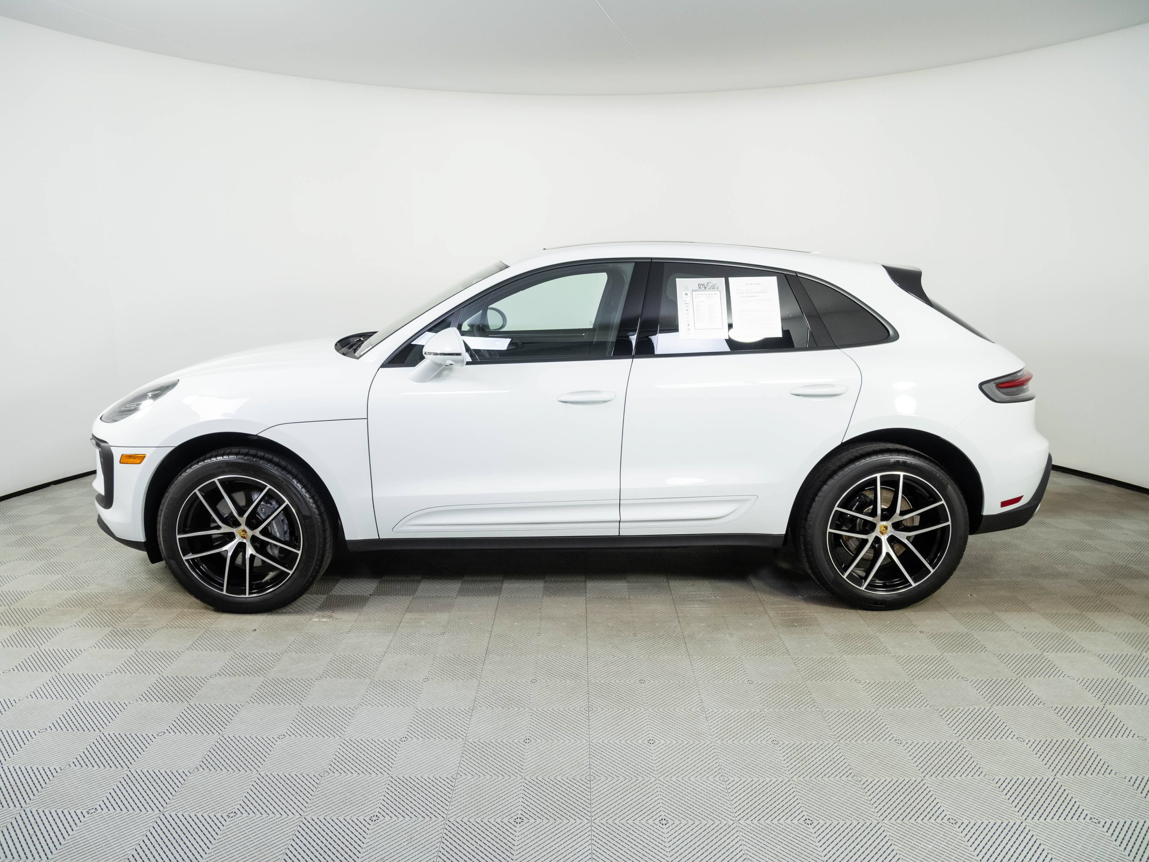 Certified 2026 Porsche Macan AWD/4WD image 2