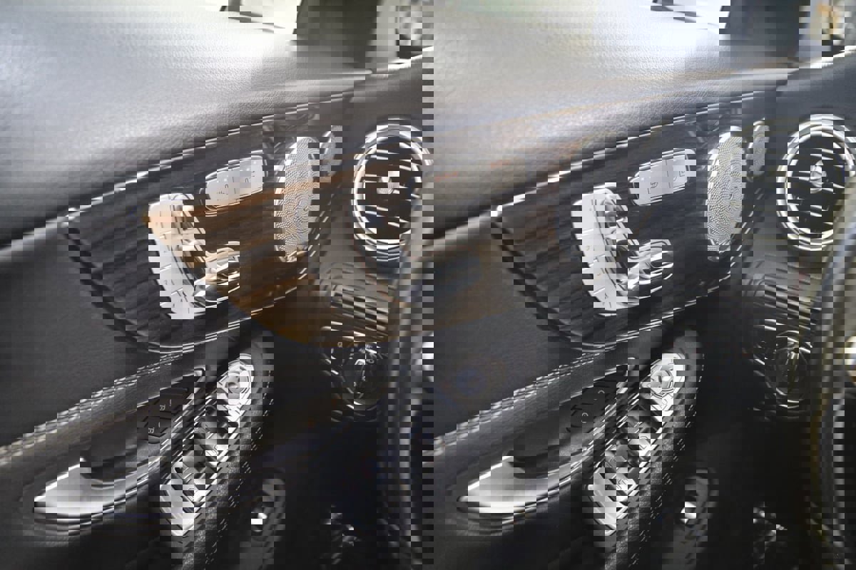 Used 2021 Mercedes-Benz C 300 4MATIC Cabriolet image 36