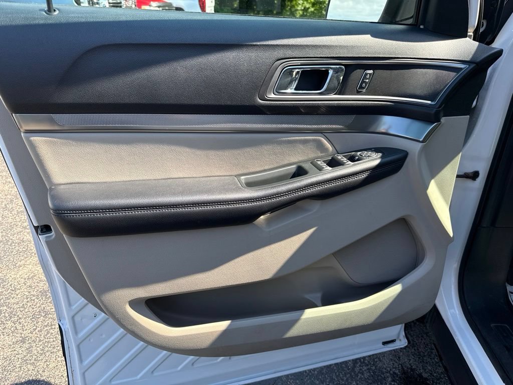 Used 2019 Ford Explorer XLT w/ Equipment Group 202A AWD/4WD image 22