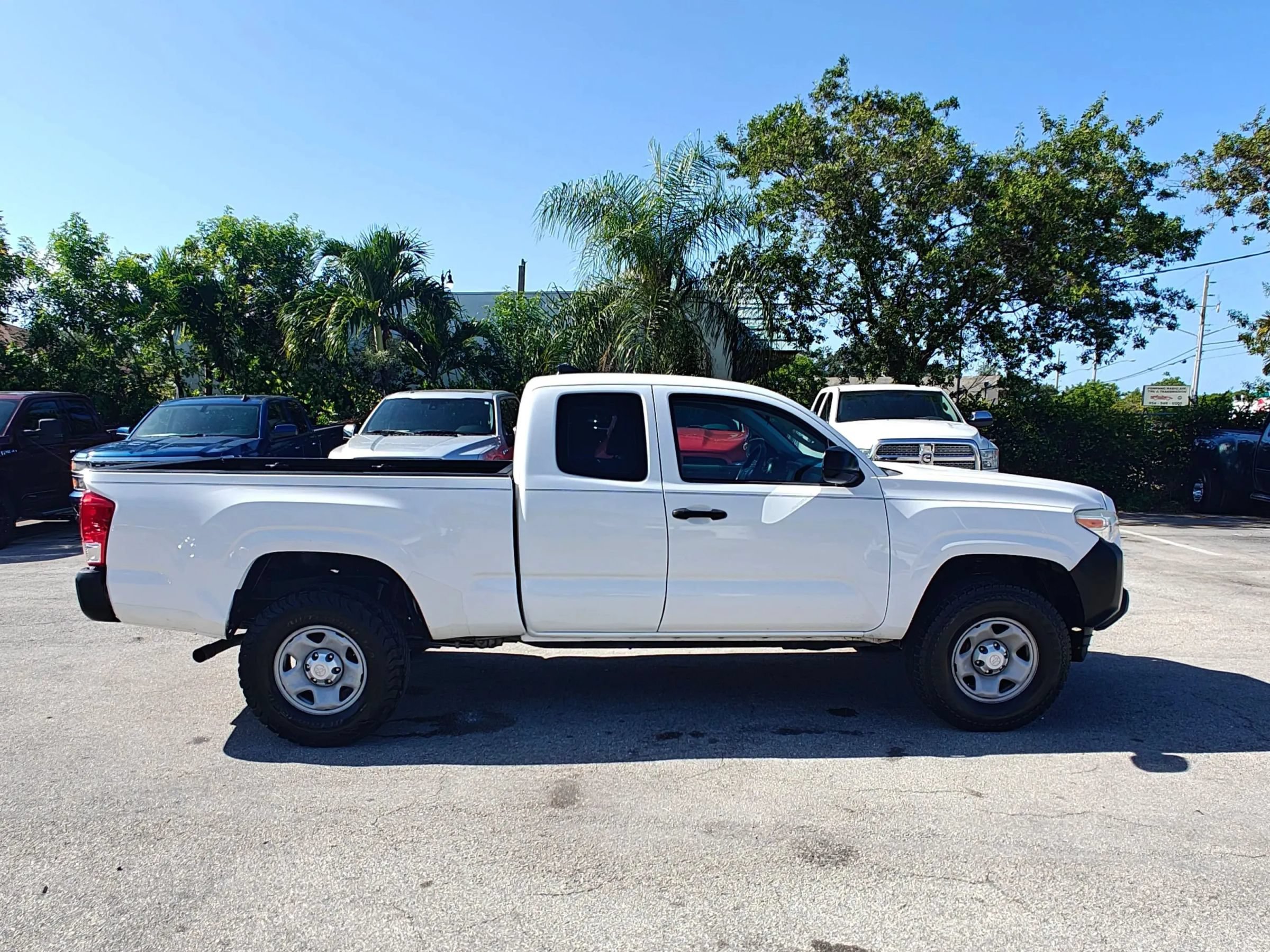 Used 2017 Toyota Tacoma SR RWD image 9