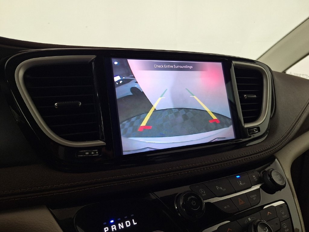 Used 2021 Chrysler Pacifica Touring-L FWD image 20