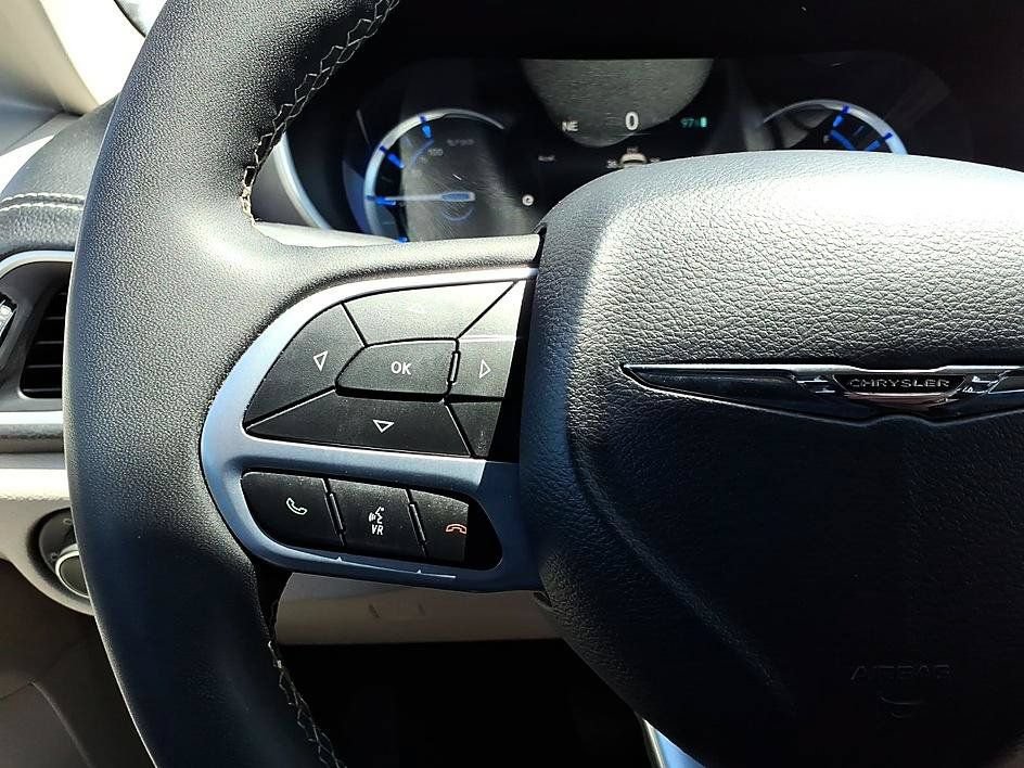 Used 2023 Chrysler Pacifica Touring-L FWD image 26