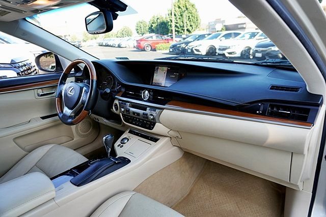 Used 2014 Lexus ES 300h w/ Luxury Package w/Bamboo Trim FWD image 17