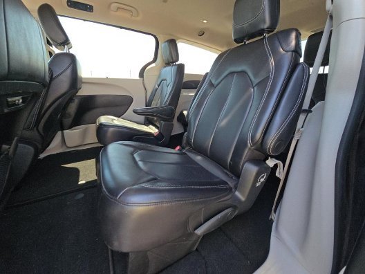 Used 2023 Chrysler Pacifica Touring-L image 11