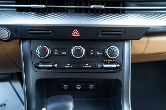 Used 2024 Kia Carnival LX image 20