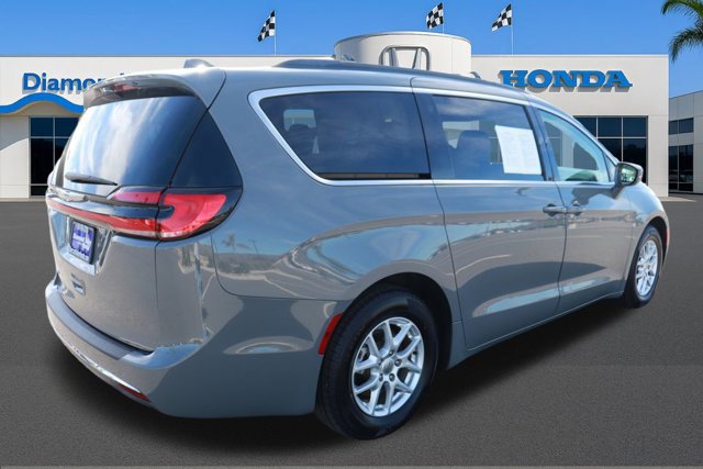Used 2022 Chrysler Pacifica Touring-L image 6