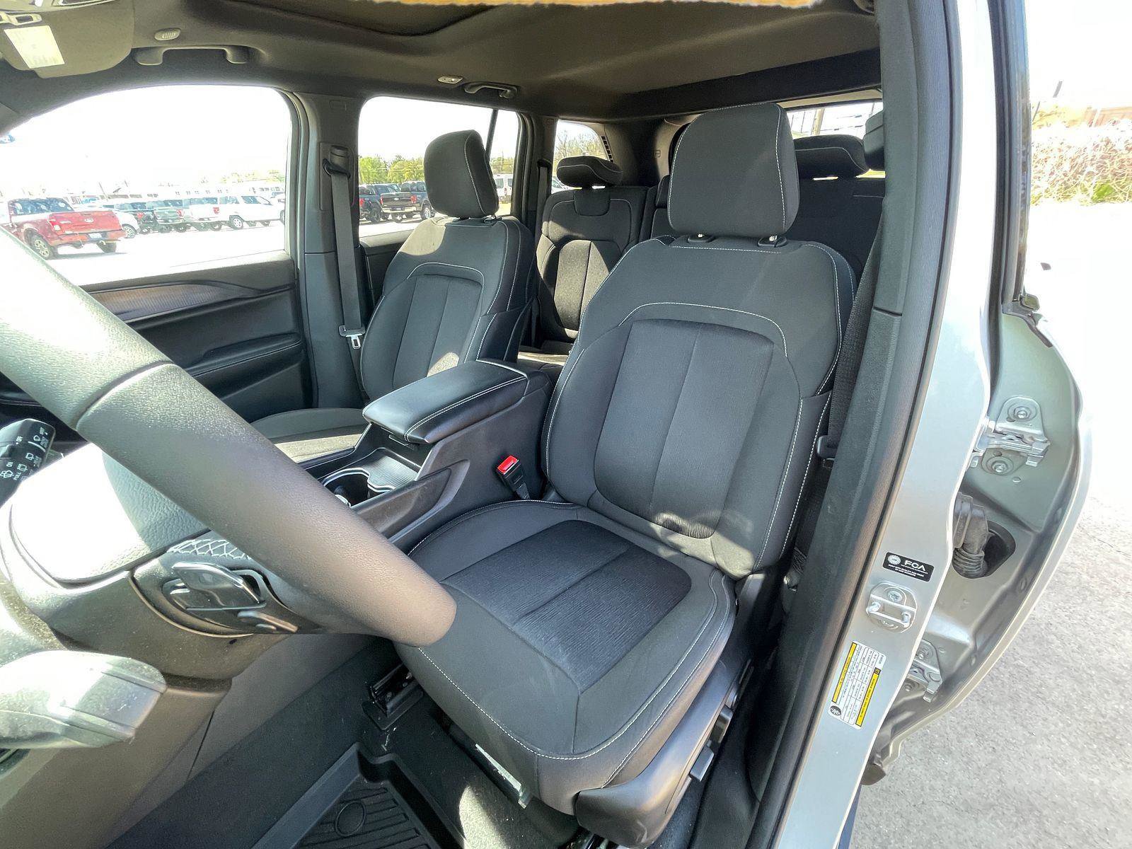 Certified 2025 Jeep Grand Cherokee Laredo X w/ Trailer Tow Package image 10