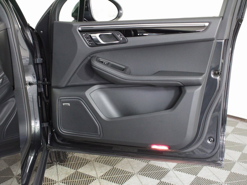 Used 2025 Porsche Macan image 36