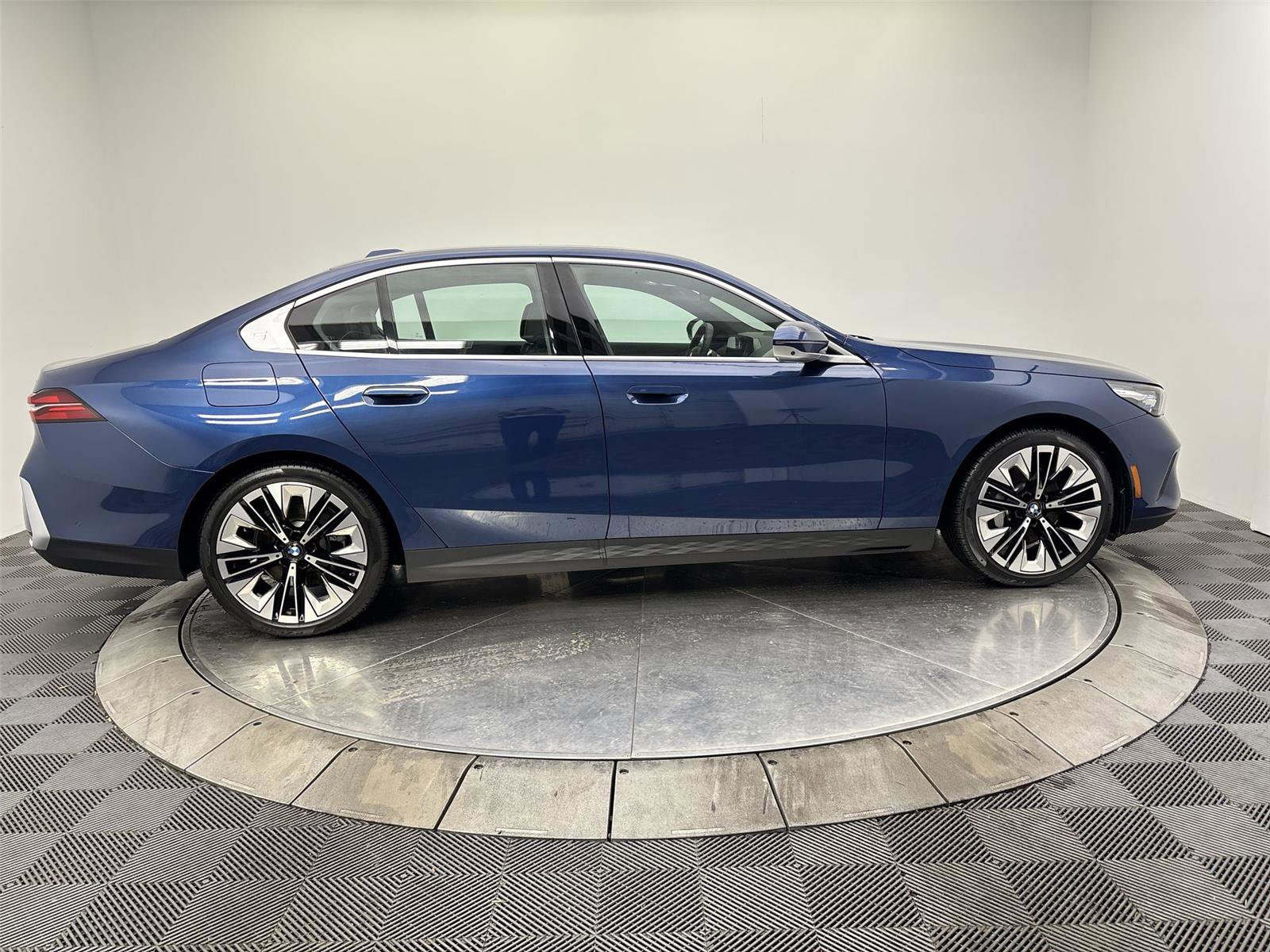 Used 2025 BMW 530i xDrive w/ Premium Package image 17