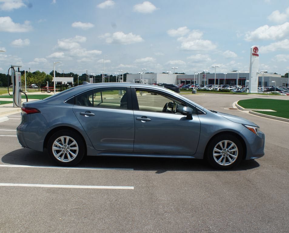 Used 2025 Toyota Corolla XLE FWD image 21