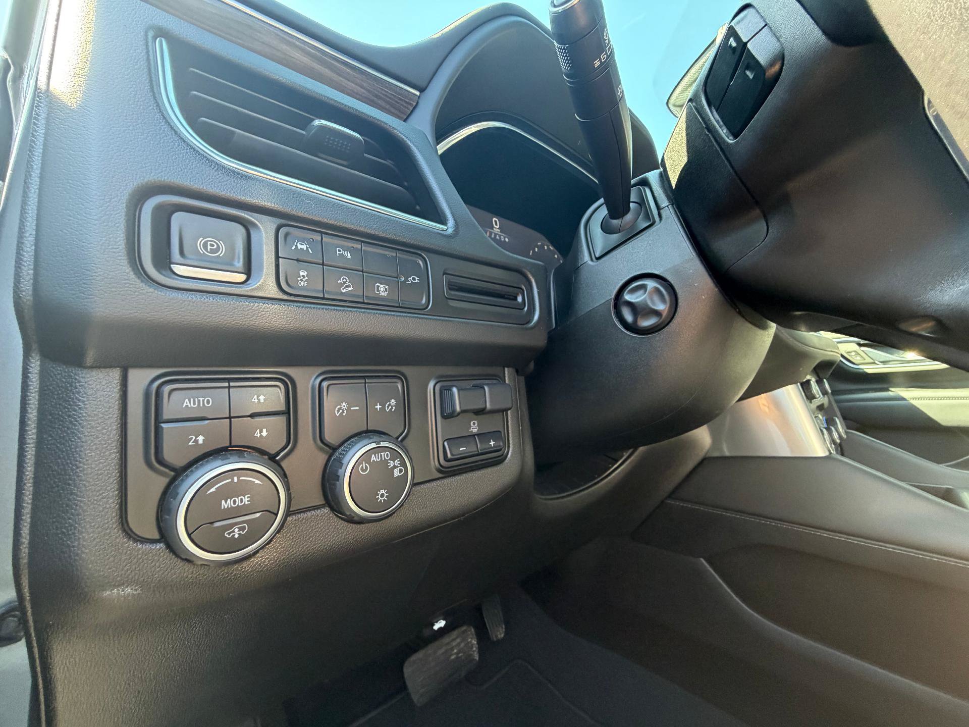 Used 2022 Chevrolet Tahoe Z71 w/ Z71 Off-Road Package AWD/4WD image 16