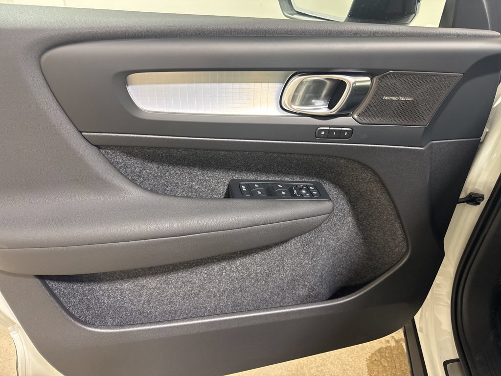 New 2026 Volvo XC40 B5 Ultra w/ Climate Package AWD/4WD image 17
