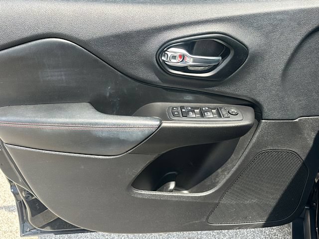 Used 2020 Jeep Cherokee Trailhawk w/ Technology Group AWD/4WD image 17