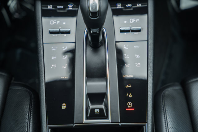 Used 2022 Porsche Macan AWD/4WD image 23