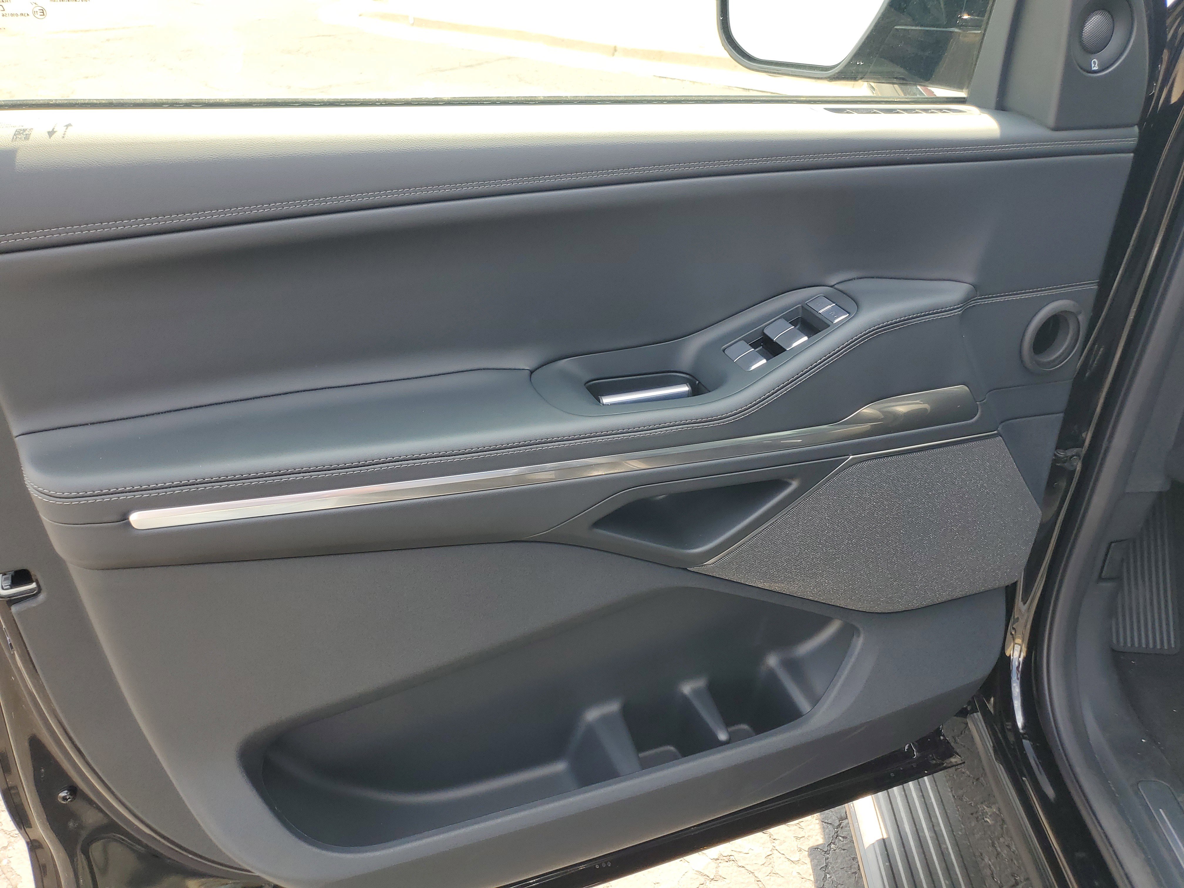 New 2025 Lincoln Navigator L Reserve w/ Jet Appearance Package image 8