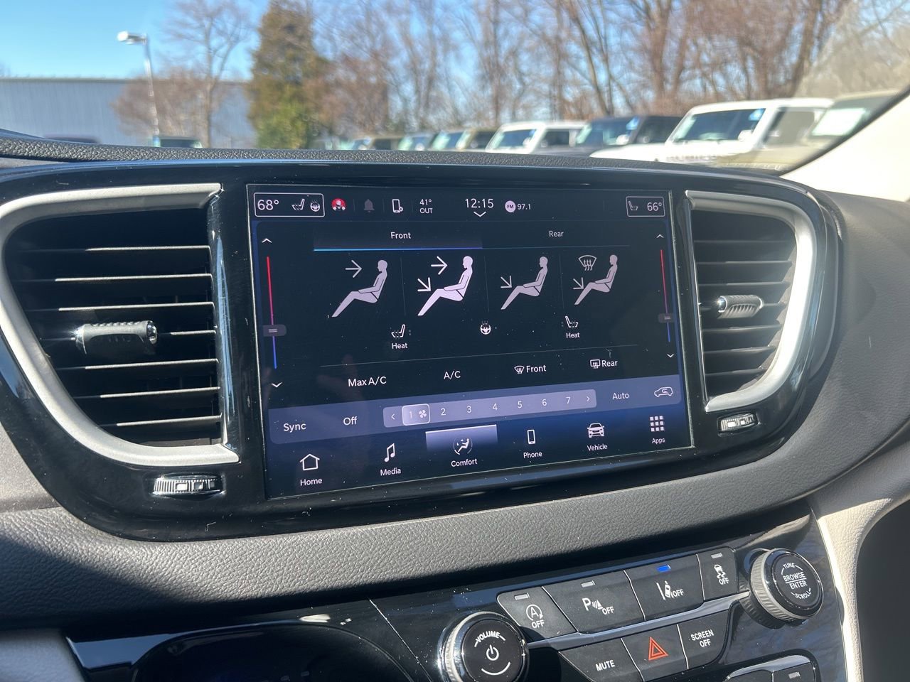 Used 2024 Chrysler Pacifica Touring-L image 19