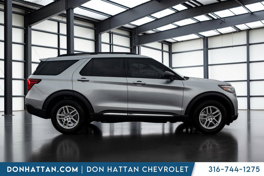 Used 2025 Ford Explorer Active AWD/4WD image 33