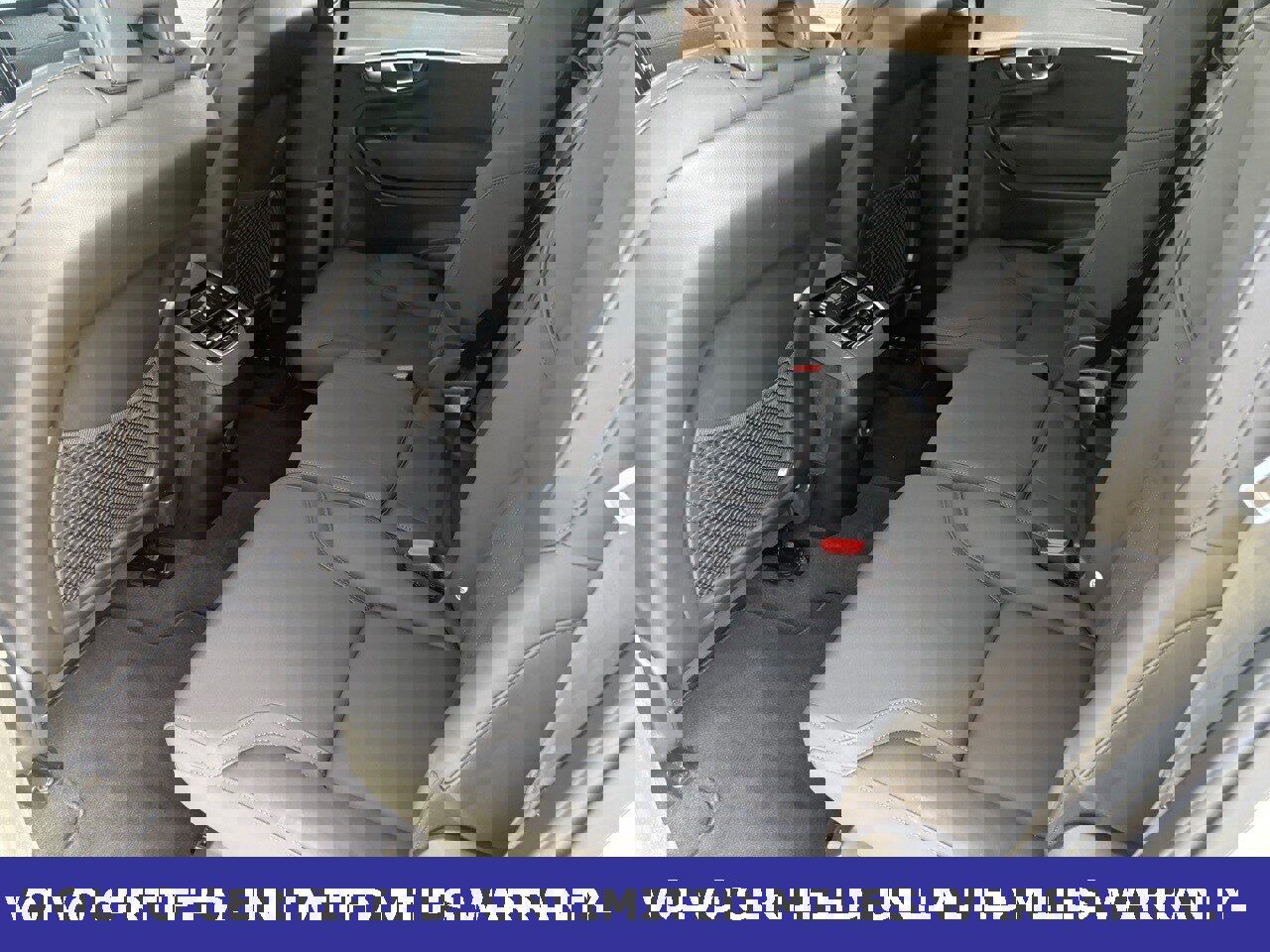 Certified 2025 Volvo XC90 B6 Plus image 33