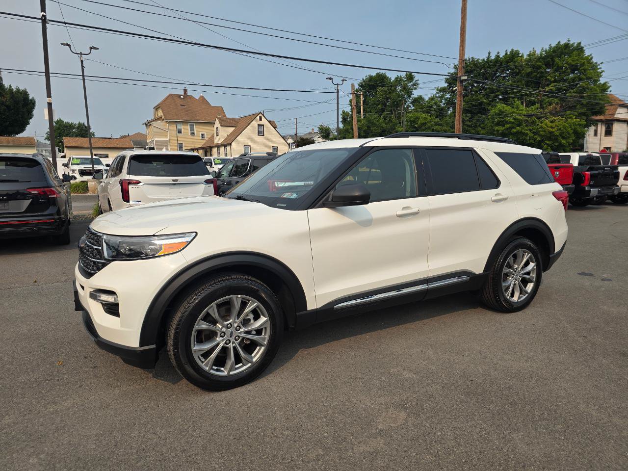Used 2022 Ford Explorer XLT w/ Equipment Group 202A AWD/4WD image 3