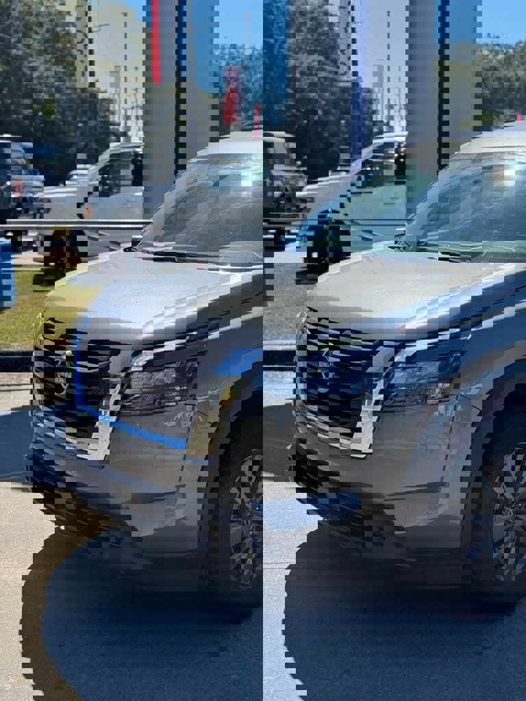 Used 2024 Nissan Pathfinder SV image 2