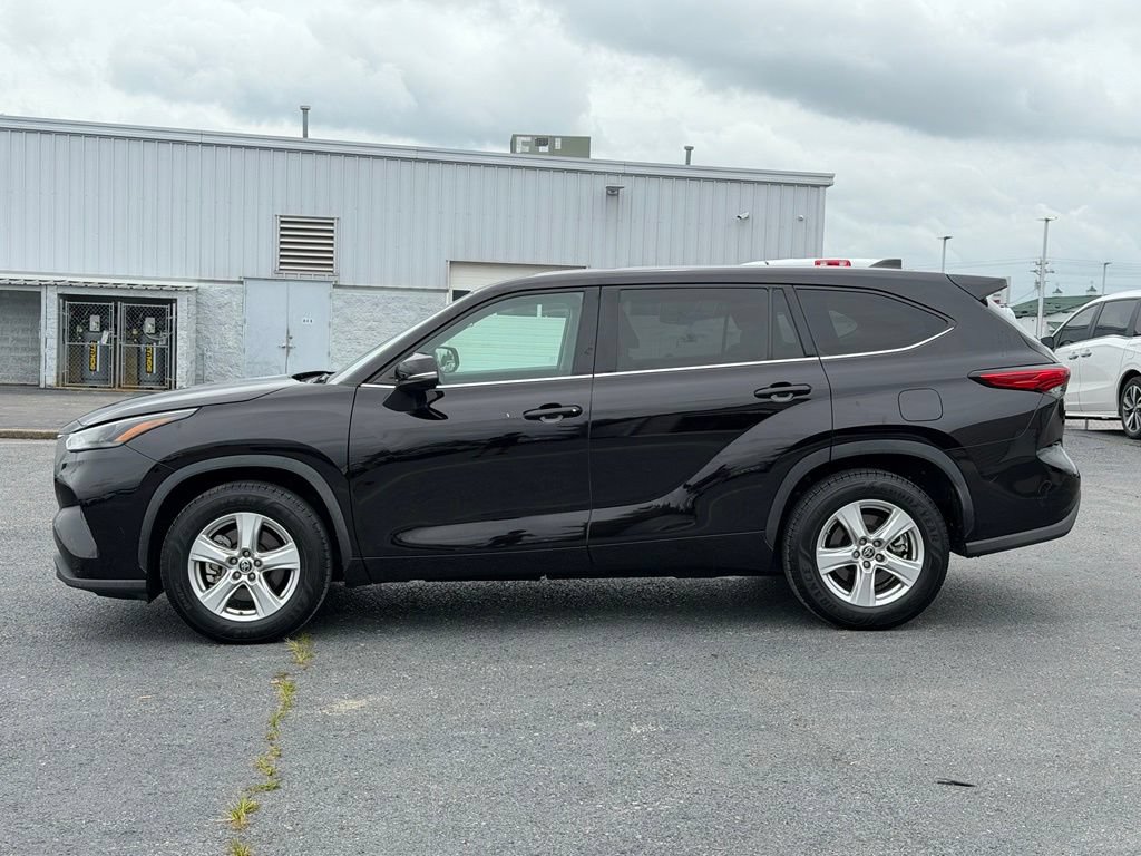 Used 2022 Toyota Highlander LE FWD image 8