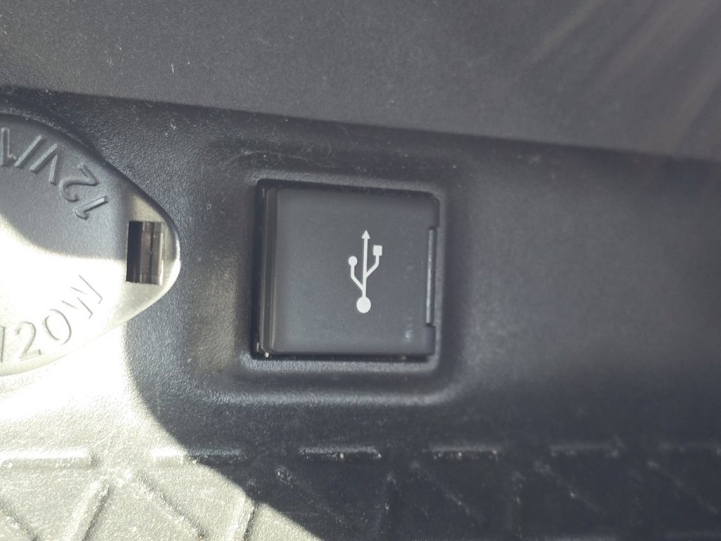 Used 2021 Toyota RAV4 LE image 4