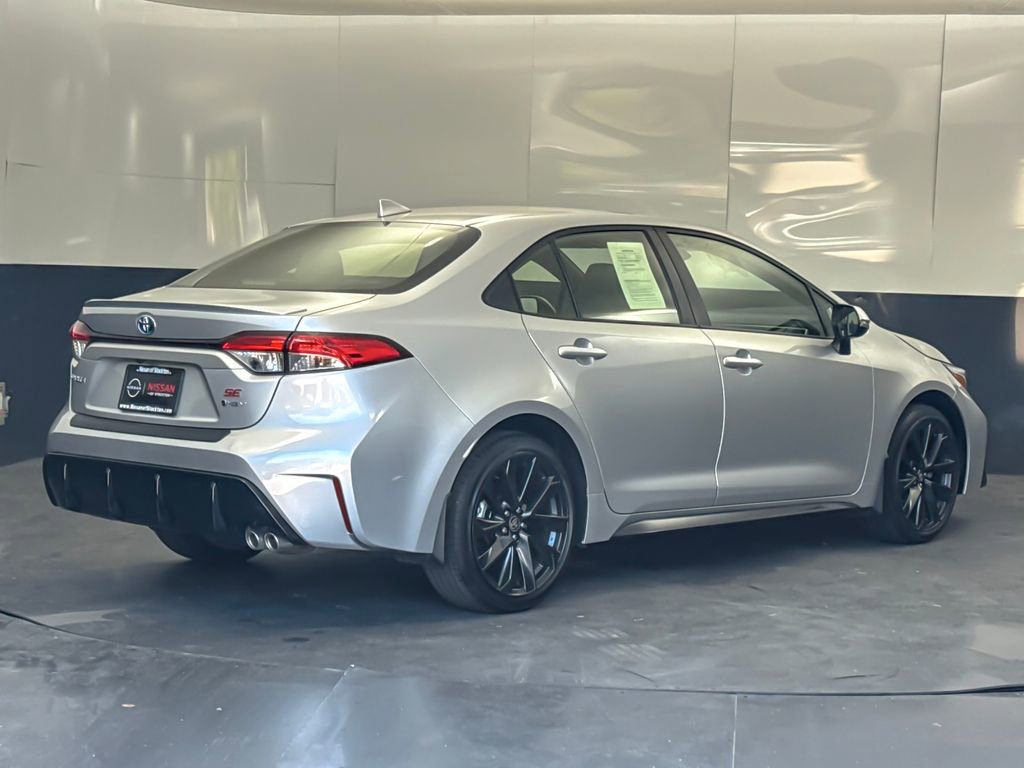 Used 2025 Toyota Corolla SE w/ SE Premium Package FWD image 3